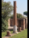 06506 ostia - regio iv - insula v - schola del traiano (iv,v,15) and domus (iv,v,16) - blick ins peristylium ri suedosten.jpg